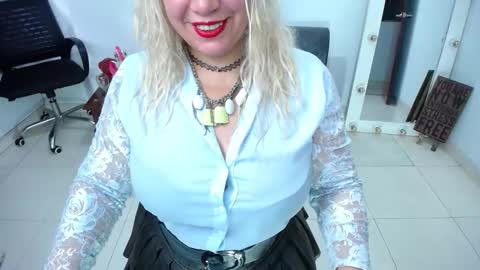 Saraloves online show from 10.14.25