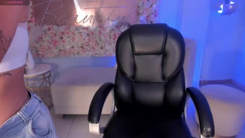 Sara Winstone online show from 03.02.25