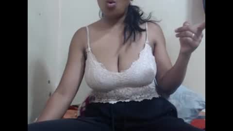 Snapshot of saronette chatting on 12.30.24 saronette online show from 12.30.24