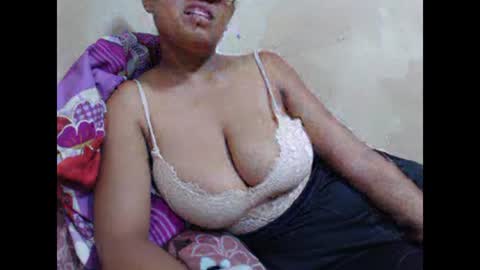 Snapshot of saronette chatting on 01.10.25 saronette online show from 01.10.25