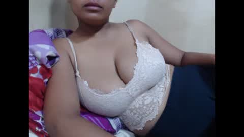 Snapshot of saronette chatting on 01.14.25 saronette online show from 01.14.25