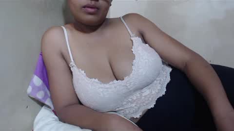 Snapshot of saronette chatting on 01.28.25 saronette online show from 01.28.25