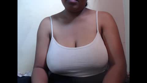 Snapshot of saronette chatting on 09.18.25 saronette online show from 09.18.25