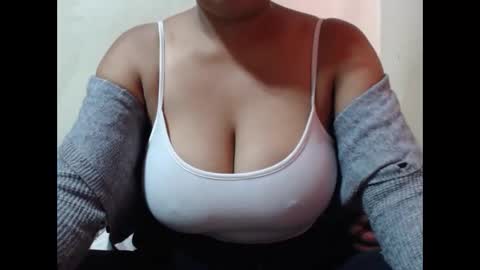 Snapshot of saronette chatting on 11.14.25 saronette online show from 11.14.25