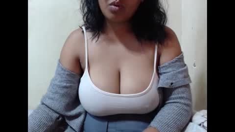 Snapshot of saronette chatting on 11.17.25 saronette online show from 11.17.25