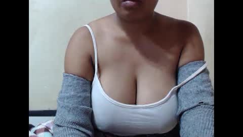 Snapshot of saronette chatting on 11.21.25 saronette online show from 11.21.25