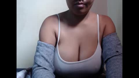 Snapshot of saronette chatting on 11.24.25 saronette online show from 11.24.25