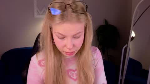 Snapshot of sarra_cooper chatting on 12.19.24 GTM2 Mon TueWednThurFri 0300am-0900am online show from 12.19.24