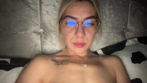 Snapshot of sarrah_rossy chatting on 01.04.25 Sarrah online show from 01.04.25