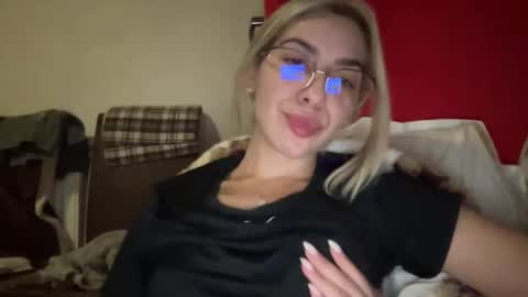 Snapshot of sarrah_rossy chatting on 01.06.25 Sarrah online show from 01.06.25