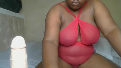 Snapshot of sassie_bee chatting on 12.01.24 sassie_bee online show from 12.01.24