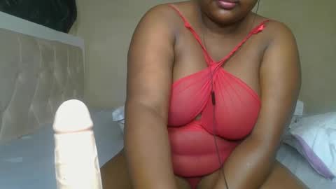 Snapshot of sassie_bee chatting on 12.02.24 sassie_bee online show from 12.02.24
