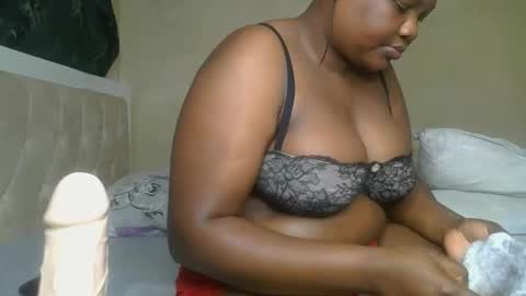 Snapshot of sassie_bee chatting on 12.08.24 sassie_bee online show from 12.08.24
