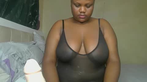 Snapshot of sassie_bee chatting on 12.12.24 sassie_bee online show from 12.12.24