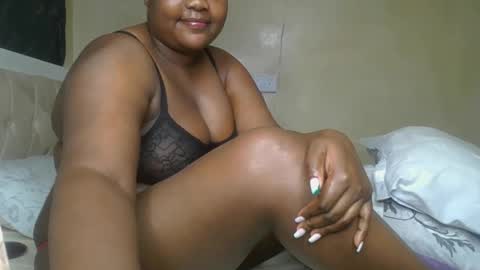 Snapshot of sassie_bee chatting on 12.13.24 sassie_bee online show from 12.13.24