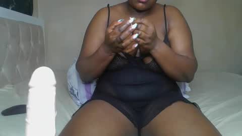 Snapshot of sassie_bee chatting on 12.16.24 sassie_bee online show from 12.16.24