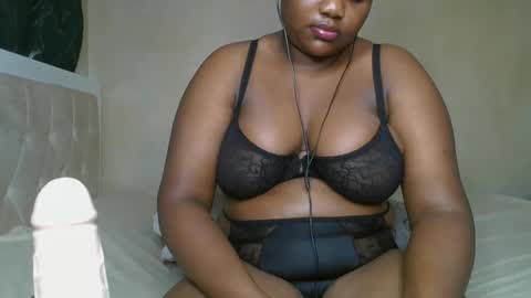 Snapshot of sassie_bee chatting on 12.17.24 sassie_bee online show from 12.17.24