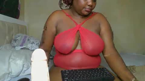Snapshot of sassie_bee chatting on 01.07.25 sassie_bee online show from 01.07.25