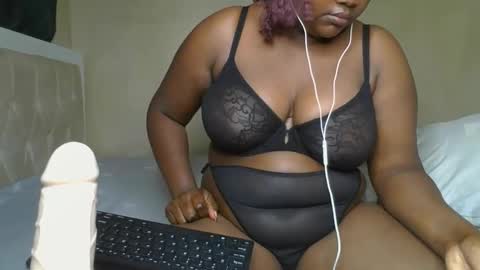 Snapshot of sassie_bee chatting on 01.13.25 sassie_bee online show from 01.13.25