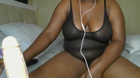 Snapshot of sassie_bee chatting on 01.18.25 sassie_bee online show from 01.18.25