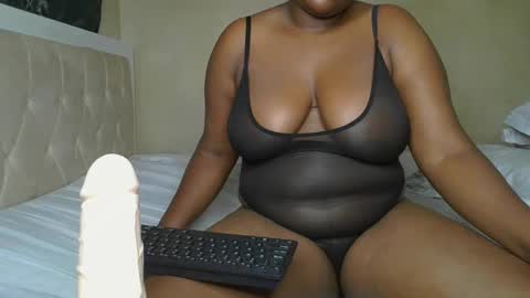 Snapshot of sassie_bee chatting on 01.20.25 sassie_bee online show from 01.20.25