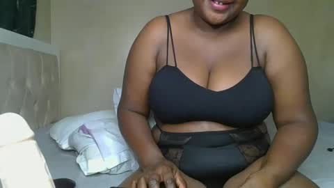 Snapshot of sassie_bee chatting on 02.01.25 sassie_bee online show from 02.01.25