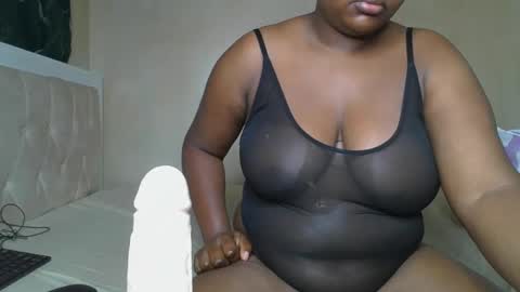 Snapshot of sassie_bee chatting on 03.04.25 sassie_bee online show from 03.04.25