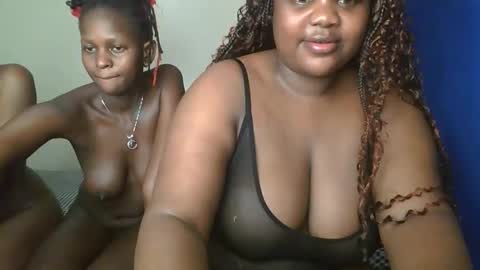 Snapshot of sassie_bee chatting on 09.13.25 sassie_bee online show from 09.13.25