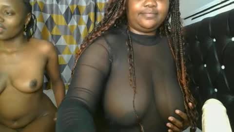 Snapshot of sassie_bee chatting on 10.08.25 sassie_bee online show from 10.08.25