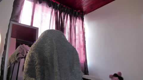    im expecting 300 thumbs up on my altar online show from 02.08.25