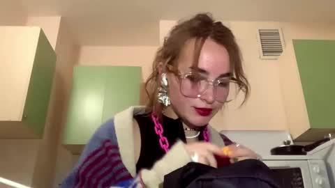 Snapshot of saundrayeeloy chatting on 10.23.25 Martha online show from 10.23.25