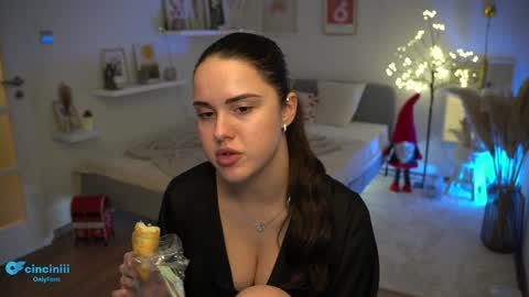 Snapshot of savvage_play chatting on 01.04.25 Naomi online show from 01.04.25