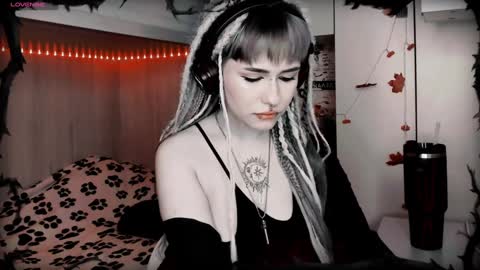 pronoun she. name Mary. age 21. online show from 01.06.25