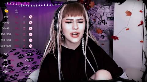 pronoun she. name Mary. age 21. online show from 01.08.25