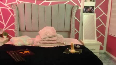 Snapshot of scarlet_sexy_1 chatting on 03.01.25 scarlet y melody online show from 03.01.25
