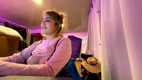 Snapshot of scarlet_whisper chatting on 09.26.25 scarlet whisper online show from 09.26.25