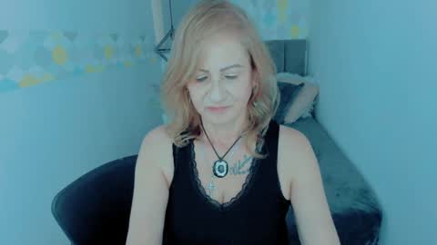 Snapshot of scarlethoot_ chatting on 12.18.24 S C A R L E T online show from 12.18.24
