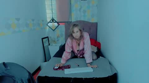 Snapshot of scarlethoot_ chatting on 12.21.24 S C A R L E T online show from 12.21.24