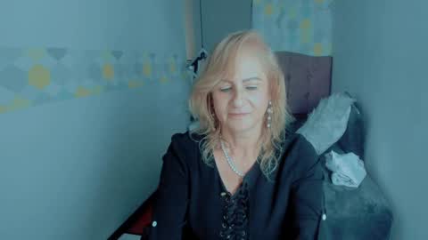 Snapshot of scarlethoot_ chatting on 01.09.25 S C A R L E T online show from 01.09.25