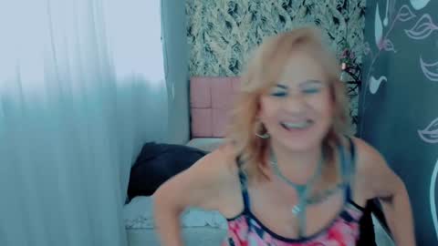 Snapshot of scarlethoot_ chatting on 01.10.25 S C A R L E T online show from 01.10.25