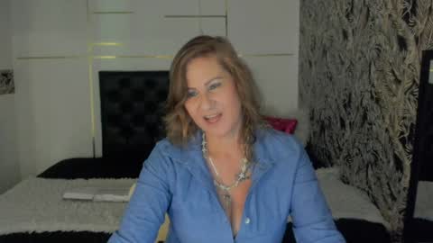Snapshot of scarlethoot_ chatting on 01.19.25 S C A R L E T online show from 01.19.25