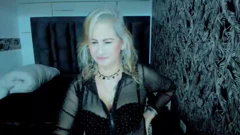 Snapshot of scarlethoot_ chatting on 10.22.25 S C A R L E T online show from 10.22.25
