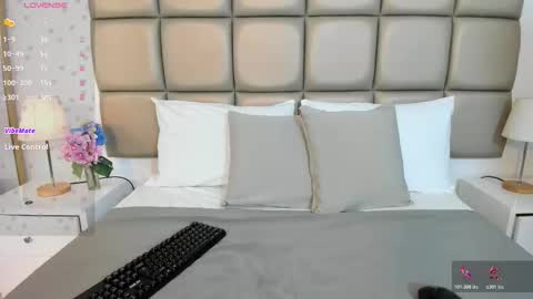 scarlethroa online show from 11.08.25