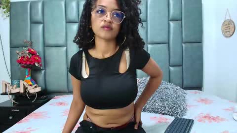 Snapshot of scarletnoir4u chatting on 10.29.25 scarlet online show from 10.29.25