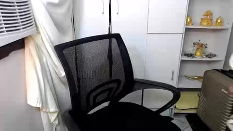 Queen Scarlet online show from 01.03.25