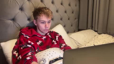 Snapshot of scottish_twink01 chatting on 12.28.24 danny online show from 12.28.24