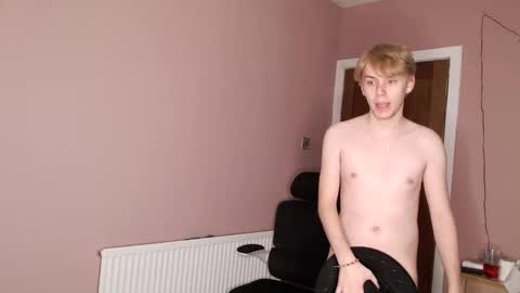 Snapshot of scottish_twink01 chatting on 09.24.25 danny online show from 09.24.25