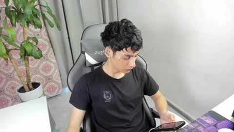 Snapshot of sebas_rosse chatting on 04.25.26 sebastian online show from 04.25.26