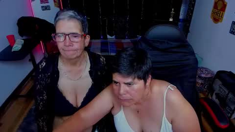 Snapshot of selena_ferreira chatting on 10.29.25 Selena online show from 10.29.25