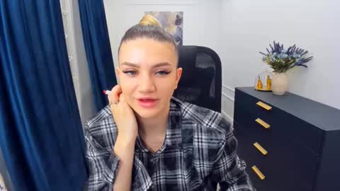 Snapshot of selenaemoore chatting on 02.21.26 selenaemoore online show from 02.21.26